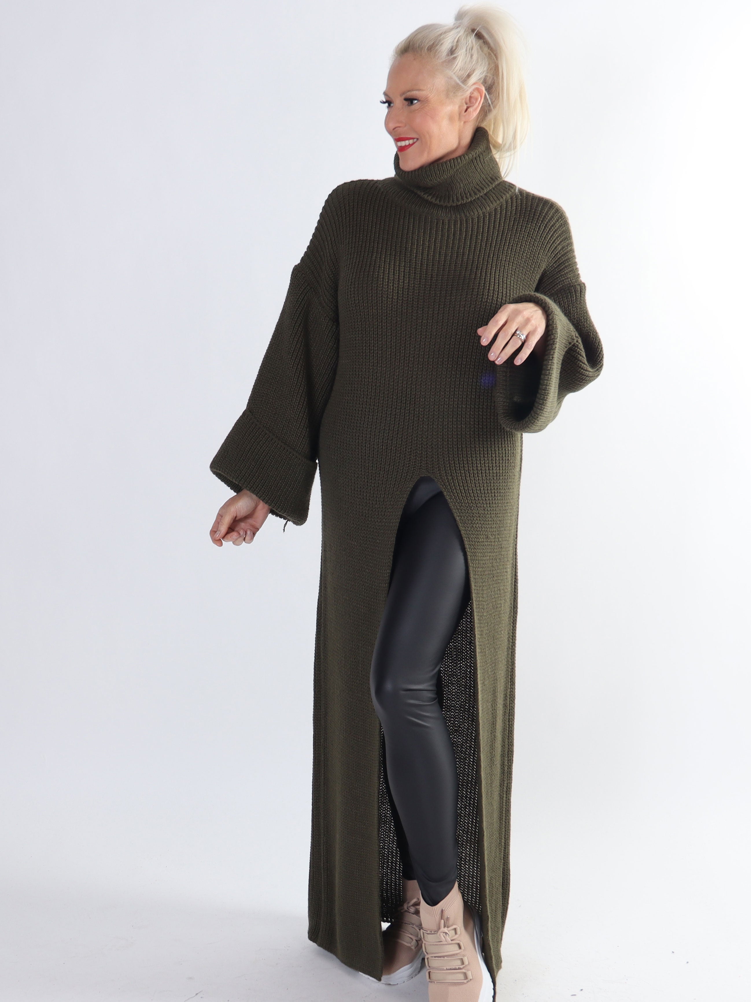 Alba - Lang højhalset strikkjole med højt slids i midten